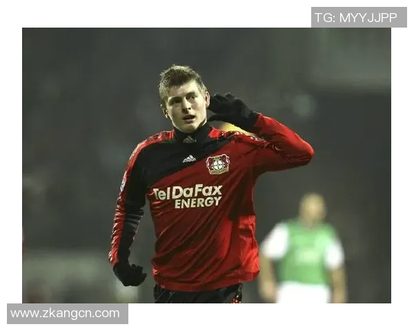 克罗斯在足球世界的传奇之路：从天才少年到中场大师的成长历程