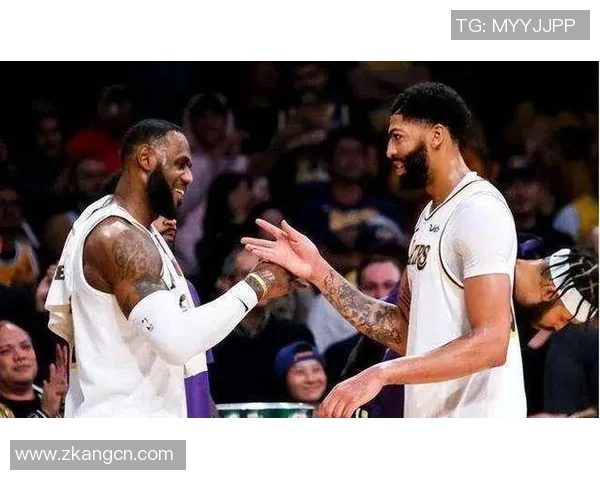 保罗对阵勇士狂砍43分展现绝佳状态引发球迷热议 保罗对阵勇士狂砍43分展现绝佳状态引发球迷热议